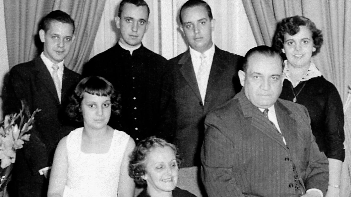 Il nemico del lusso che gira in metrò e aveva la fidanzata