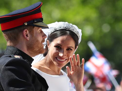 Ecco la vera storia della tiara e della lite tra Meghan e la regina