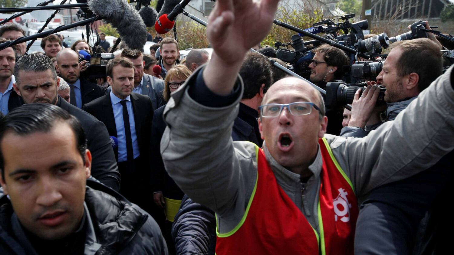 Francia, Macron contestato dagli operai: "Marine presidente!"
