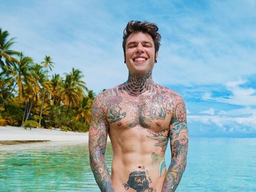 "Se basta una noce di cocco per coprirlo...": Fedez massacrato in rete