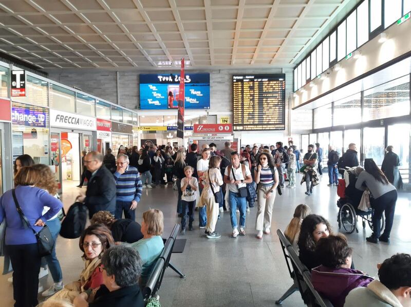 Traffico bloccato sul ponte e tanta paura: bus in fiamme a Venezia 4