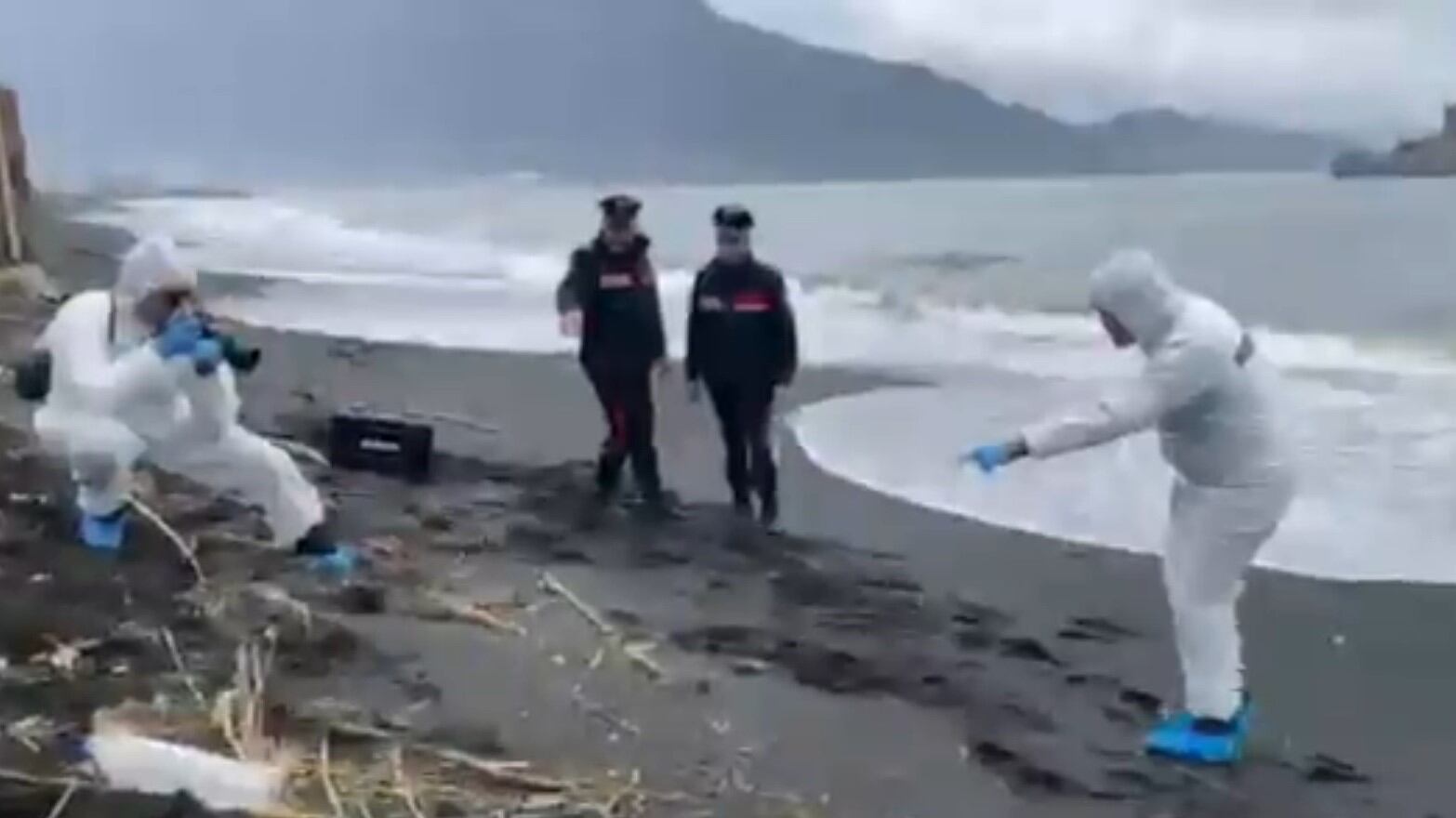 Uomo trovato morto in mare con una corda al collo: suicidio simulato per nascondere un omicidio