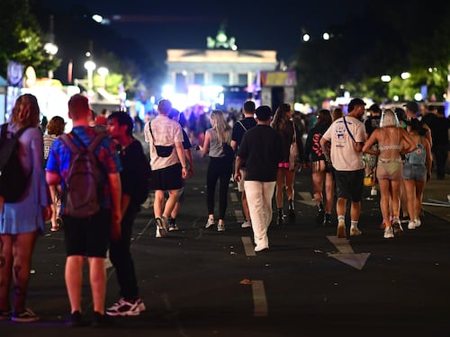 Berlino, auto sulla folla durante il Gay Pride. Almeno un morto e 14 feriti, si cerca un uomo fuggito a piedi. I testimoni: “Inseguiva le persone con un coltello”