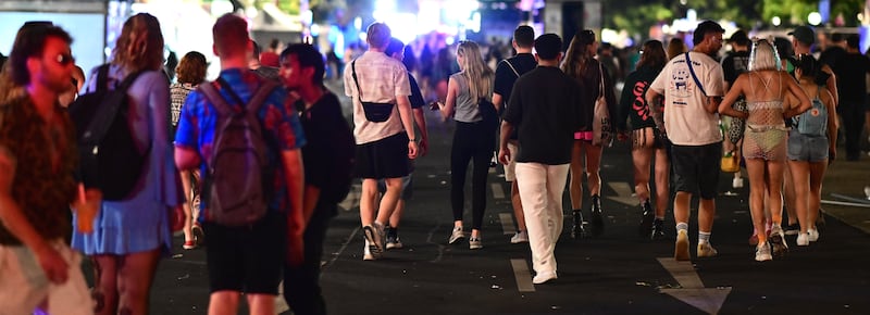 Berlino, auto sulla folla durante il Gay Pride. Almeno un morto e diversi feriti, si cerca un uomo fuggito a piedi. I testimoni: “Inseguiva le persone col coltello”