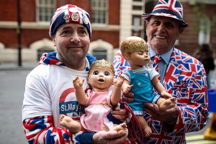 Fans aspettano la nascita del royal baby fuori dall'ospedale 2