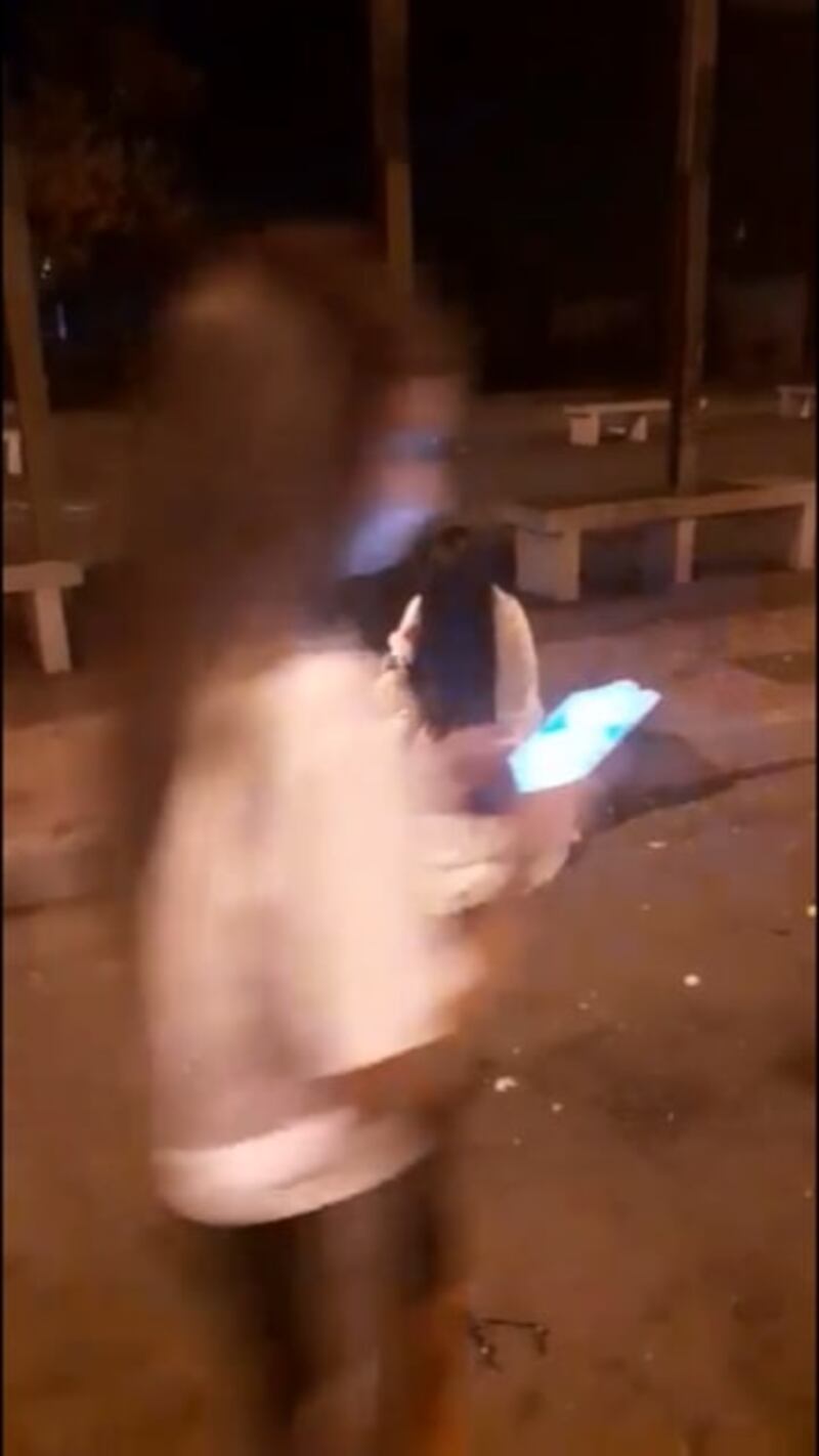 ragazzina passa indifferente davanti a Samara