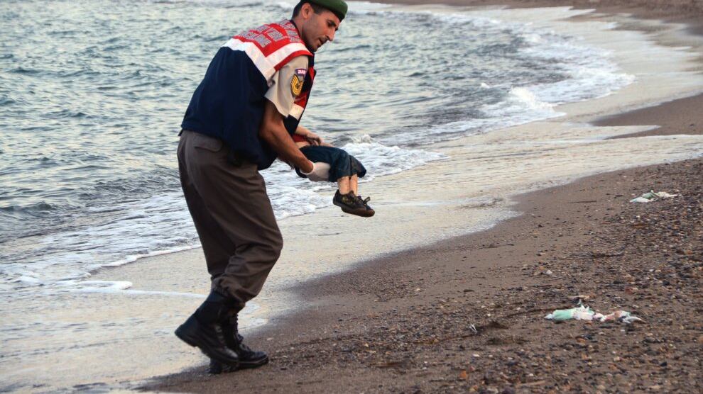 La zia del piccolo Alan Kurdi: "Basta armare i jihadisti"
