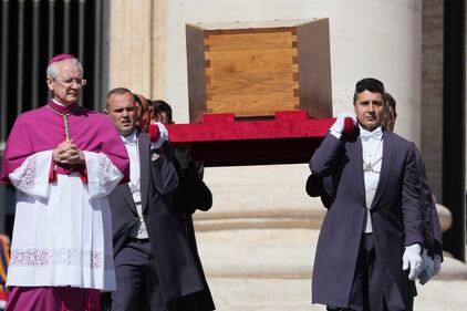 Il feretro in piazza San Pietro 10