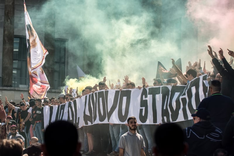 I tifosi della Roma protestano per De Rossi 1