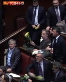 Il lancio di crisantemi in Aula 3