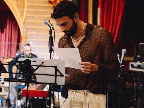 "Intravedo un capezzolo...". La foto di Mengoni infiamma il Fantasanremo
