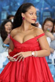 Rihanna, sexy scollatura sul red carpet 33
