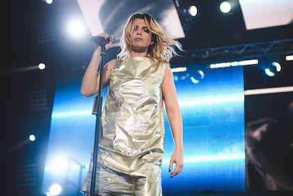 Emma Marrone sexy in camera da letto 18