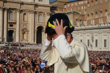 Il Papa indossa il casco da pompiere 6