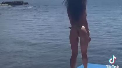 Scudetto Napoli, la Fico mantiene la promessa: bagno in bikini