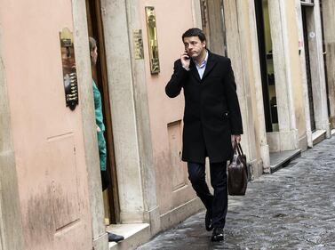 Renzi solo e pensoso verso la sede del Pd 7