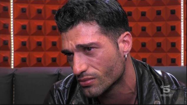 Gf, Michael Terlizzi preso in giro per il suo difetto fisico: "Calamaro"