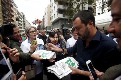 Milano, antagonisti attaccano Salvini 16