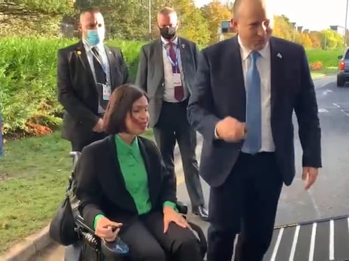 Cop26, la ministra disabile non può entrare: scoppia la bufera