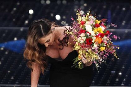 Anna Tatangelo, scollatura hot primaverile 10