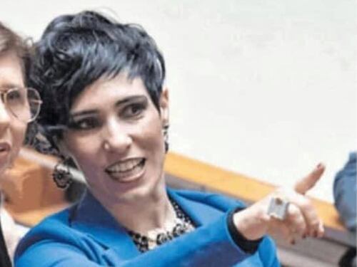 In aula con tailleur sexy, la Manca risponde: "Vestita come in chiesa"