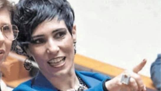 In aula con tailleur sexy, la Manca risponde: "Vestita come in chiesa"