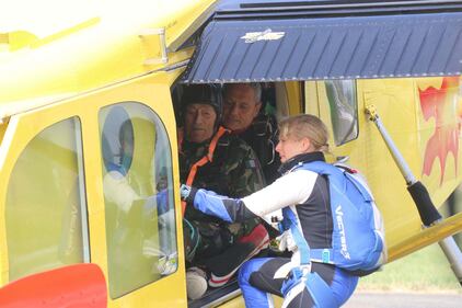 Il parà 96enne, Giuseppe Degrada, si lancia col paracadute 16
