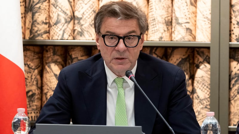 Giorgetti: “In primavera possiamo uscire dalla procedura di deficit”. Ma invoca cautela: “Nuvoloni all’orizzonte, teniamo la rotta”