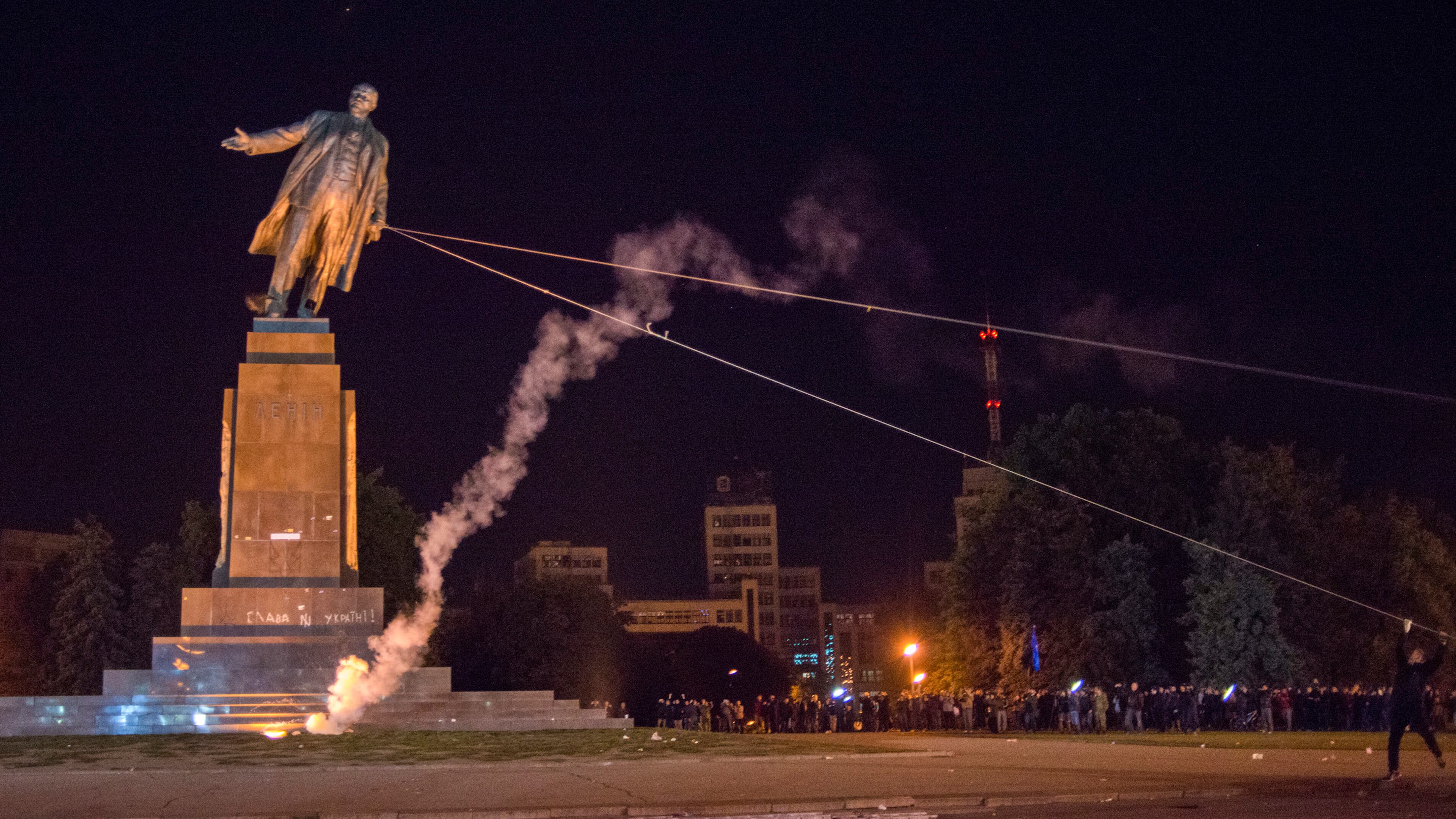 Abbattuta la statua di Lenin più grande d'Ucraina