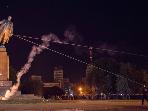 Abbattuta la statua di Lenin più grande d'Ucraina