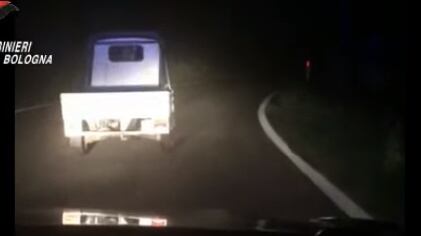 Tenta di seminare militari a bordo della sua Apecar: alcol 5 volte oltre il limite