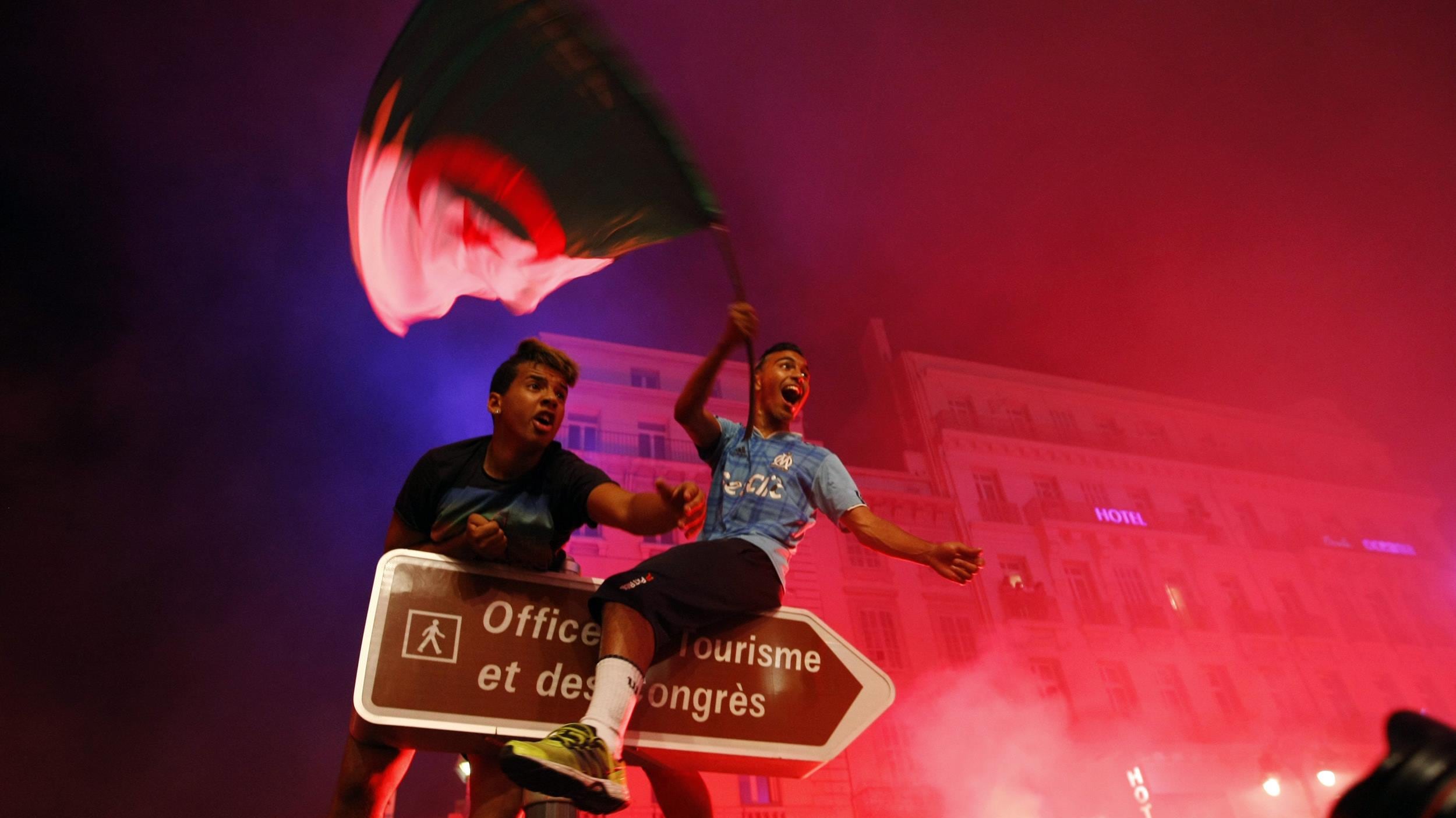 Ottavi Algeria e in Francia è alert disordini Nizza vieta le bandiere straniere