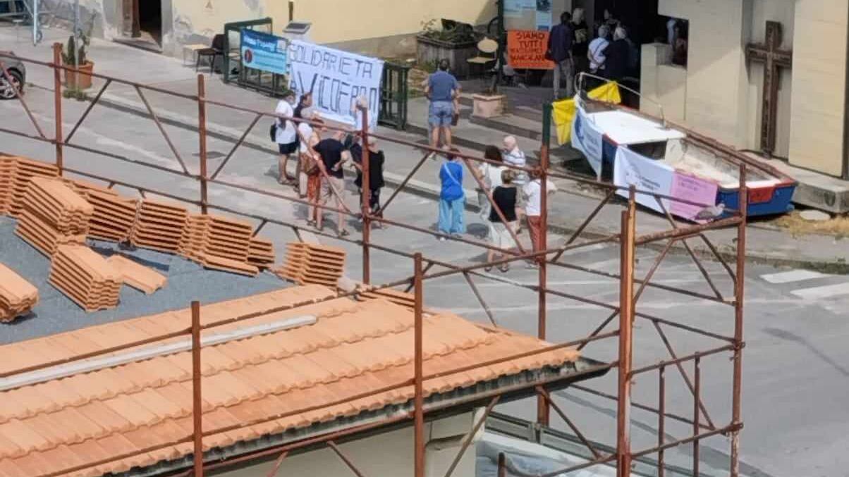 Vicofaro, così il "prete dei migranti" sfida legge e buon senso