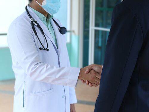 “Deve fare una visita urgente”. E ti svuotano il portafoglio: attenzione alla truffa del finto Cup
