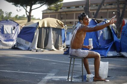 Blitz della polizia nella tendopoli dei migranti alla Stazione Tiburtina 8