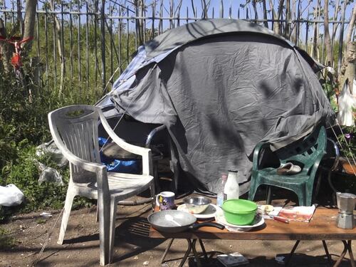 Migranti irregolari e rom: il camping clandestino nella villa archeologica