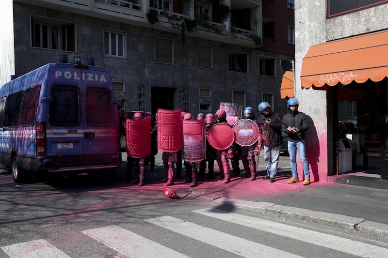 Milano, scontri tra i manifestanti e le forze dell'ordine 9