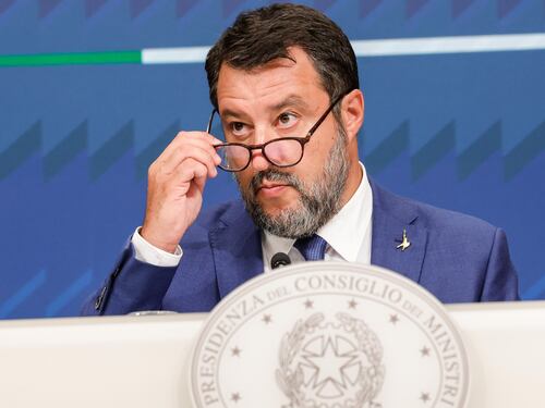 Salvini spegne le polemiche. "Super-esperti per il Ponte". Taxi, prosegue il confronto