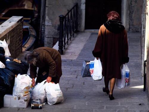 Censis, aumenta la povertà assoluta. Il Paese è sempre più rancoroso