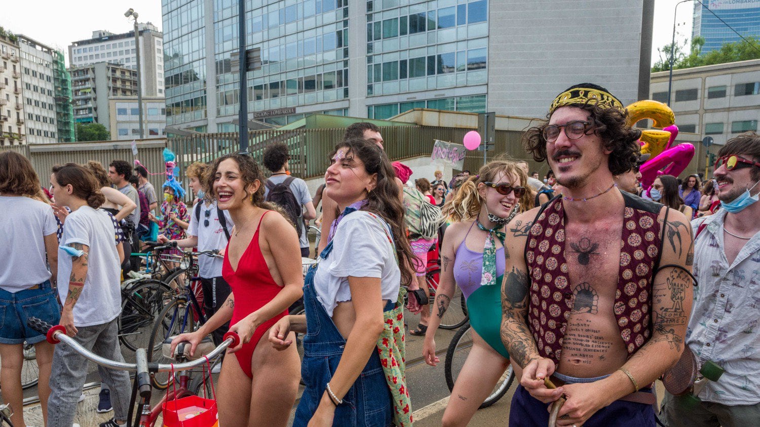 A Milano sfila l’orgoglio gay (senza mascherina e distanze)
