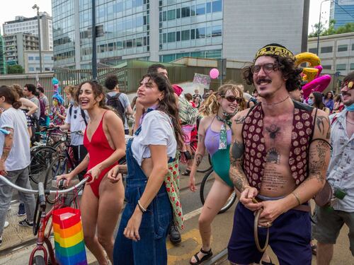 A Milano sfila l’orgoglio gay (senza mascherina e distanze)