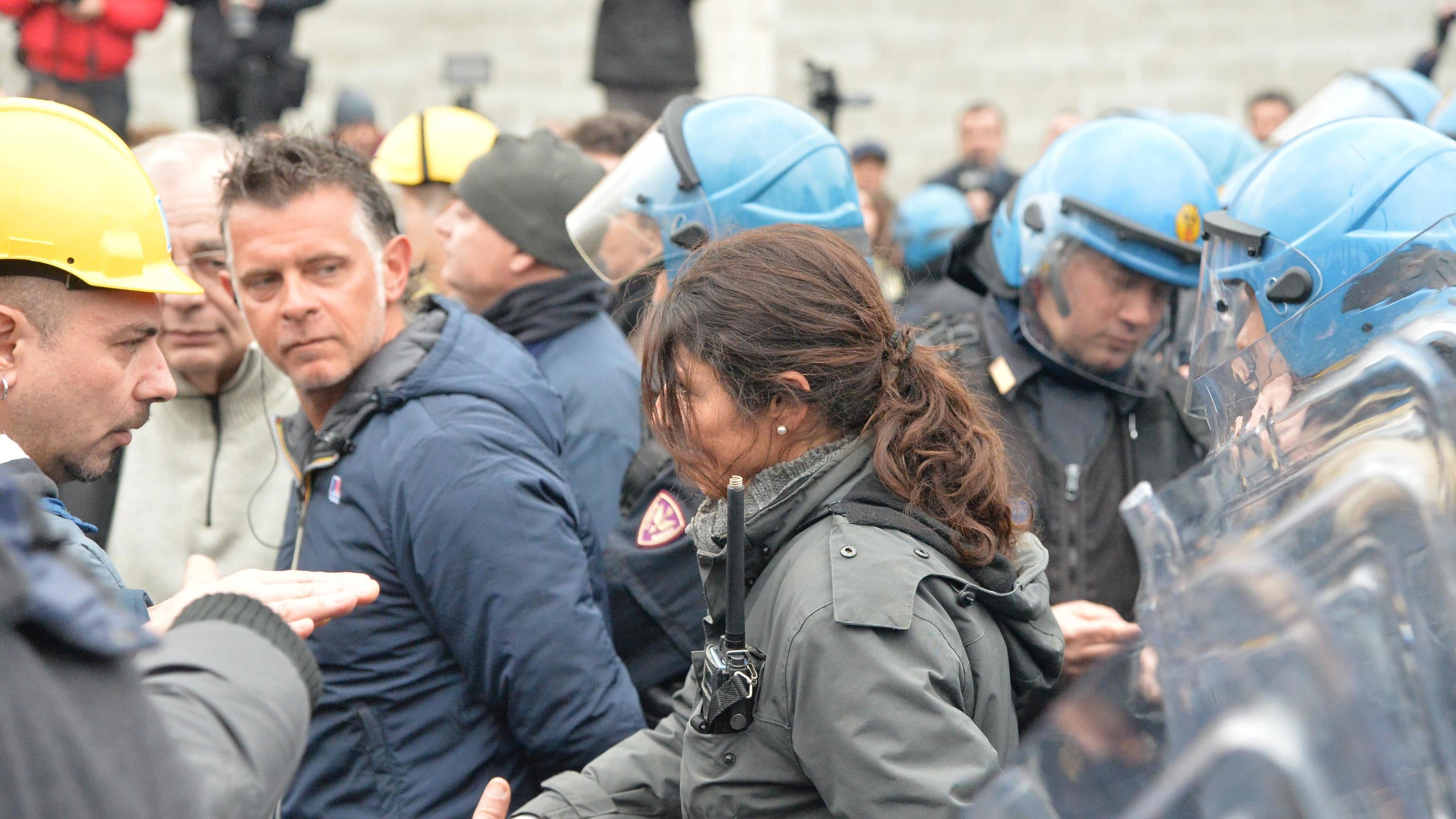 Genova, la poliziotta si toglie il casco davanti ai manifestanti