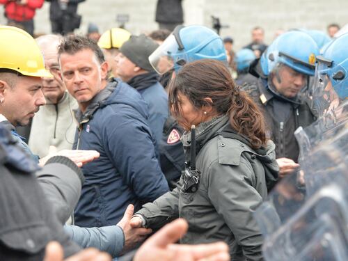 Genova, la poliziotta si toglie il casco davanti ai manifestanti