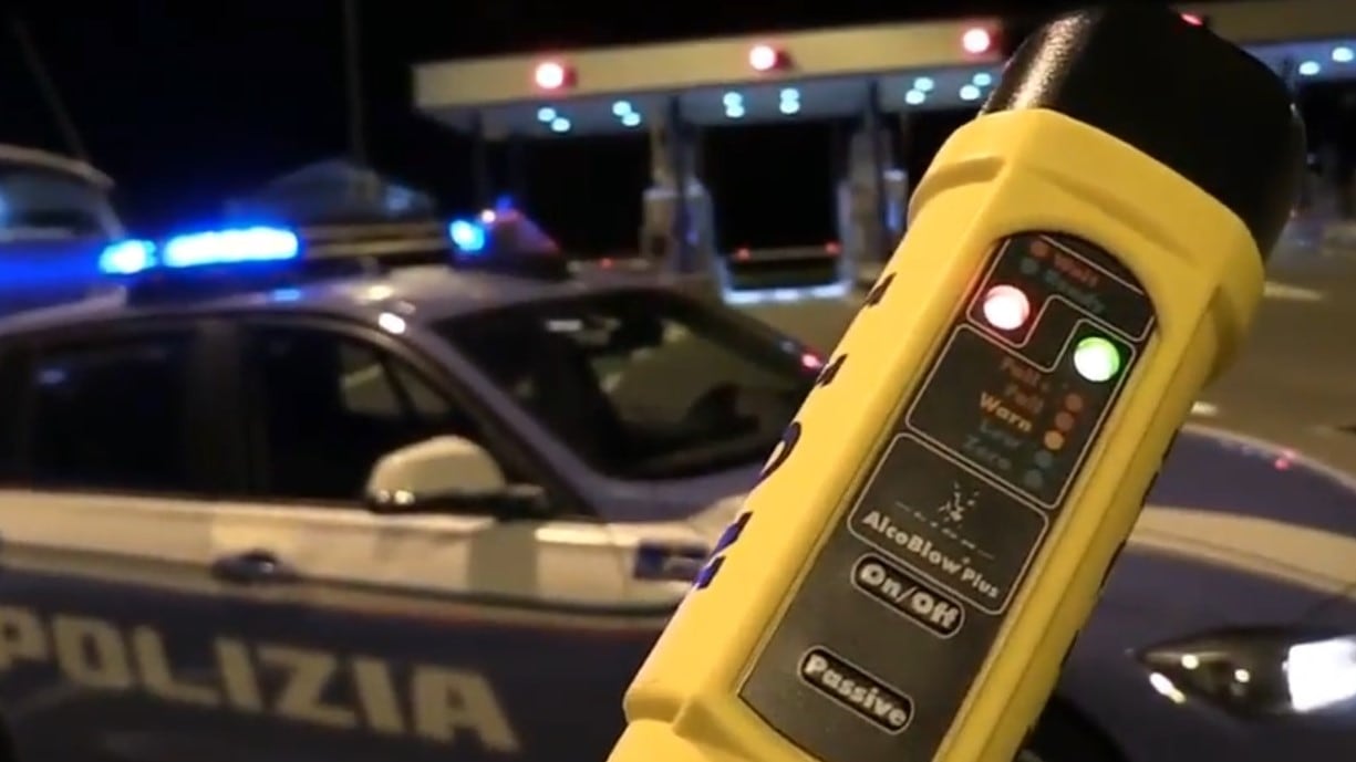 Ubriaco va contromano e viene bloccato da un'ambulanza, ma appena fermato aggredisce la polizia