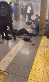 Spari, sangue e paura nella metro di New York 5