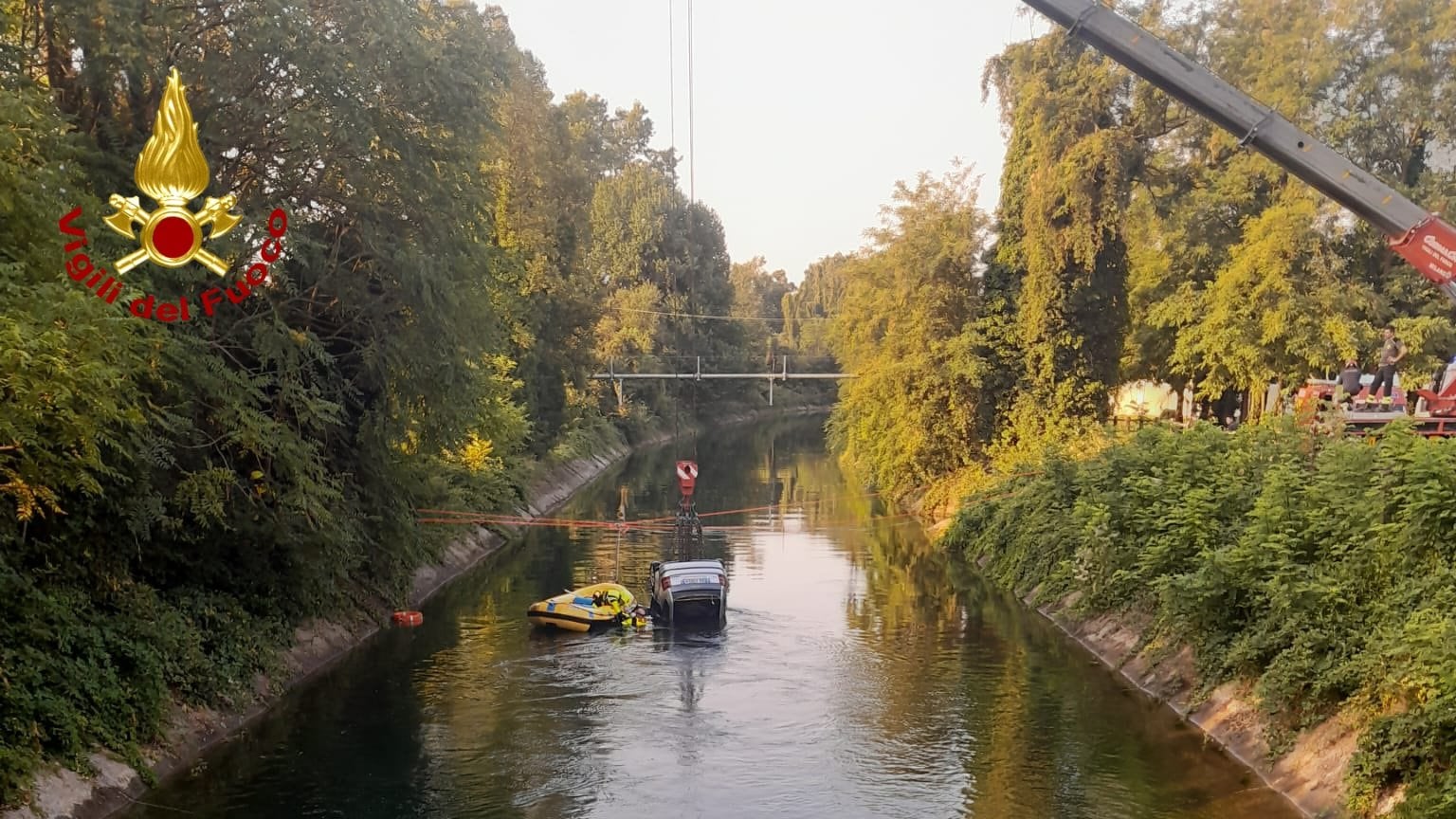 Auto con 9 giovani a bordo precipita in un canale: morti tre 17enni. Arrestato il conducente positivo all'alcol test
