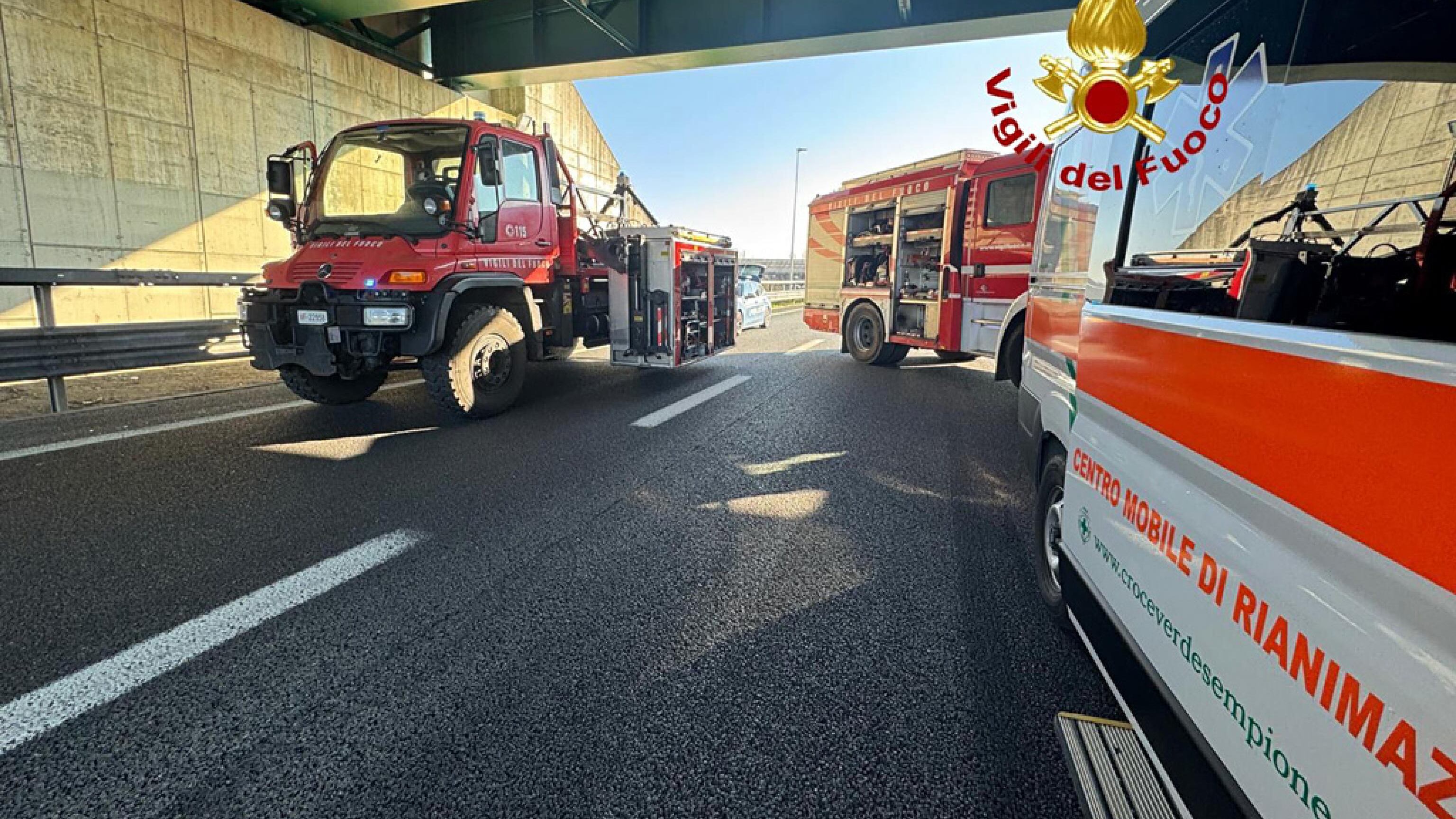 Pullman con scolaresca tampona tir nel Milanese: gravissimo l'autista, due bimbe in ospedale