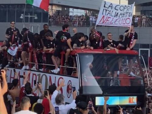 "La Coppa Italia mettila nel...", lo striscione contro l'Inter durante la festa del Milan