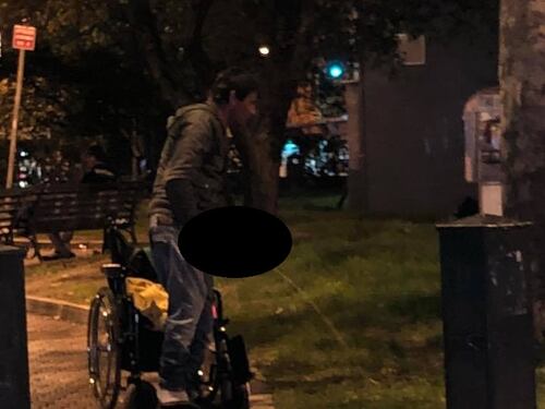 Roma, clochard si alza dalla sedia a rotelle e fa pipì in pubblico