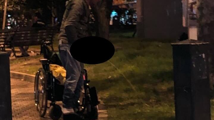 Roma, clochard si alza dalla sedia a rotelle e fa pipì in pubblico